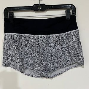Lululemon blk/ white floral pattern shorts sz 4 excellent condition 4” inseam